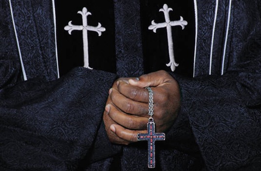 BLACK_PASTOR_WITH_CROSS[1]