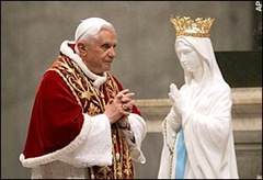 pope-praying-to-a-statue[1]