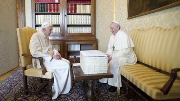 pope-francis-pope-benedict