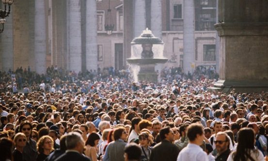 ©Marie Docher/AltoPress/Maxppp ; Italy, Rome, crowd in St. Peter's Square, high angle view, blurred